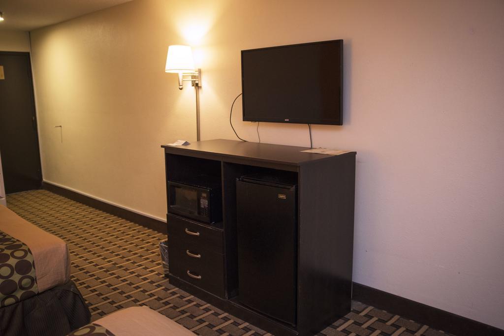 Ahoskie Inn Motel 2*